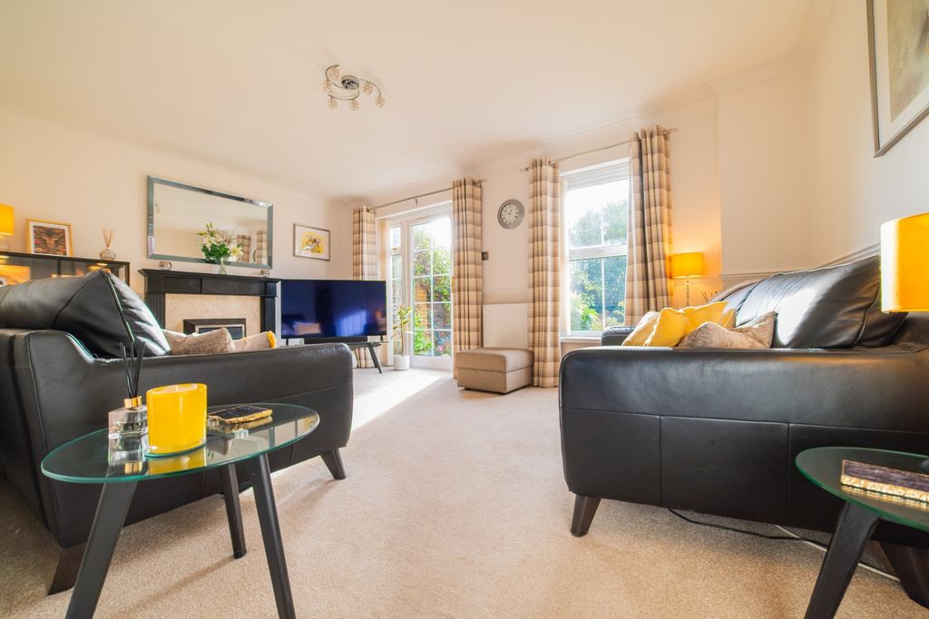 Property photo 2 of 43 Award-Winning Media Team On Every Listing_1