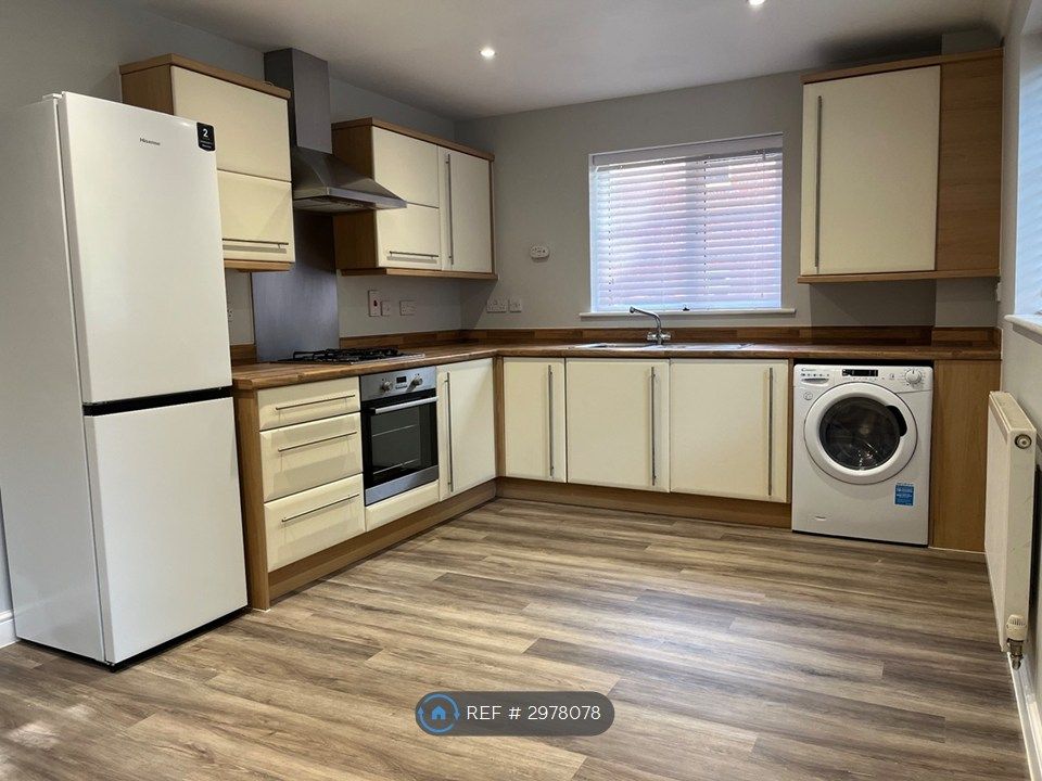Property photo 3 of 10 Kitchen