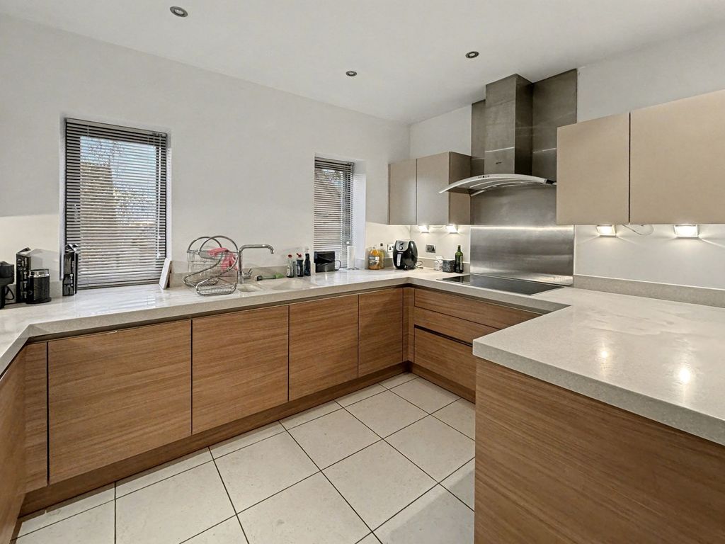 Property photo 3 of 36