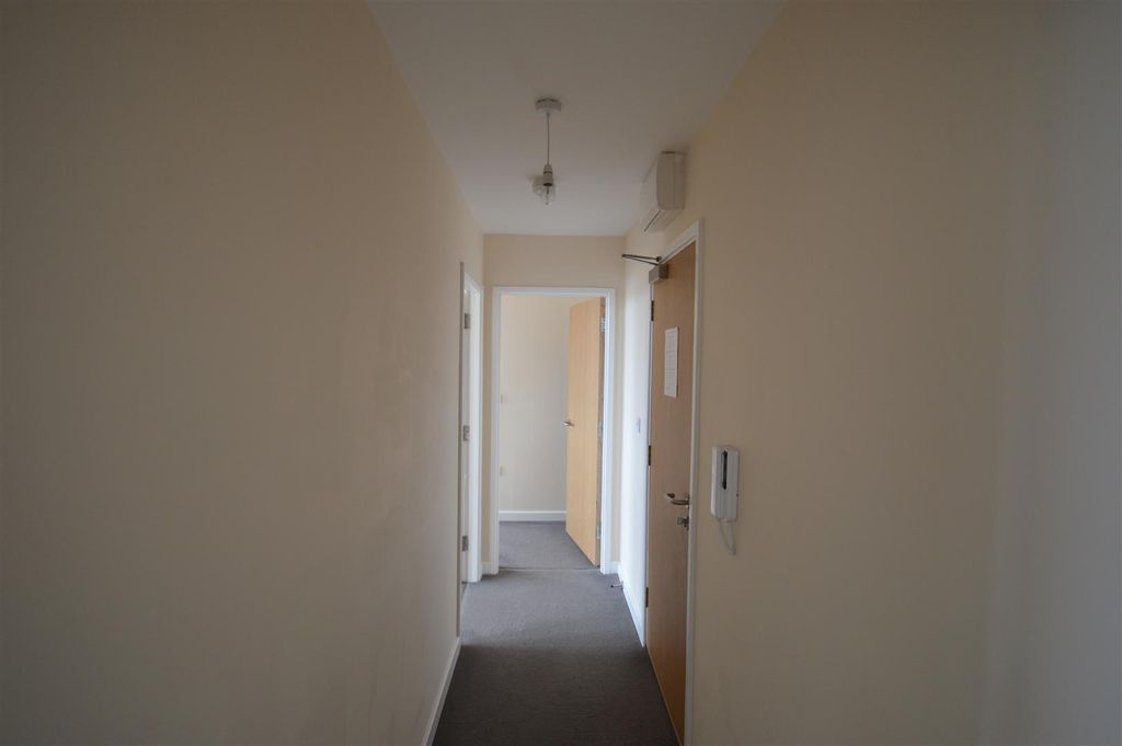 Property photo 3 of 7 Hallway
