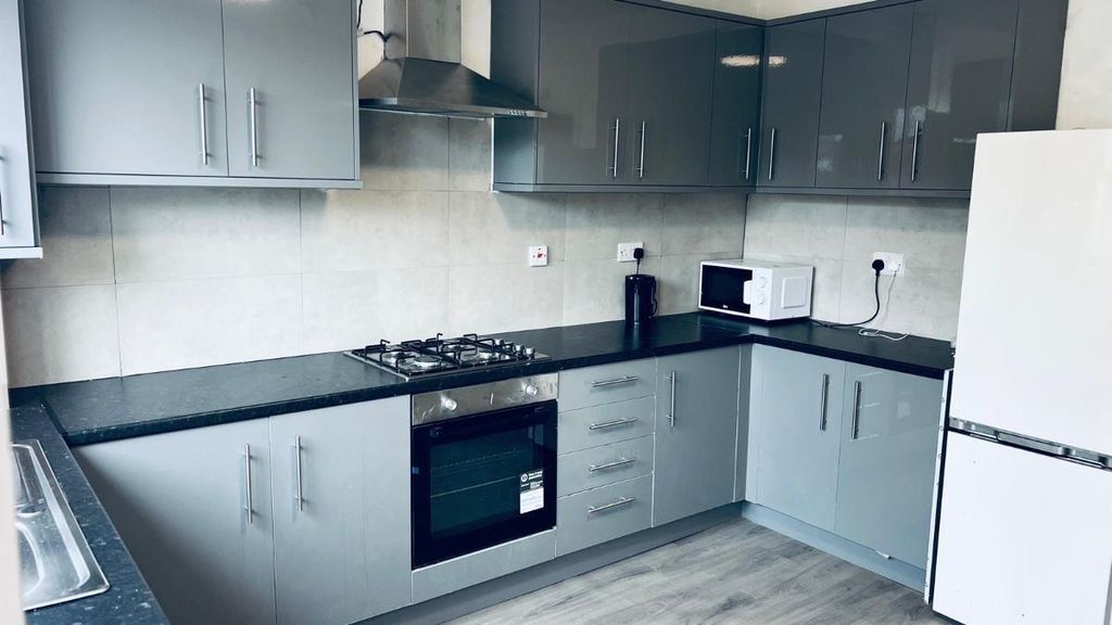 Property photo 1 of 12 5 Bedroom Flat To Let | £2,500 Pcm | Ha1