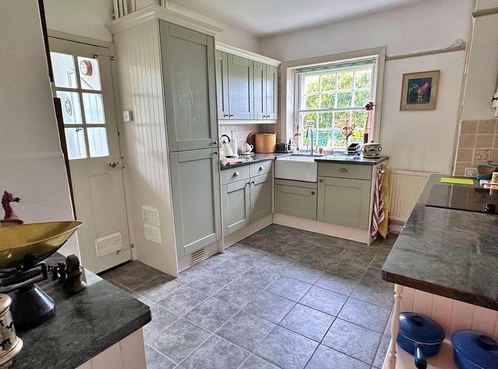 Property photo 3 of 31 01323 438506
