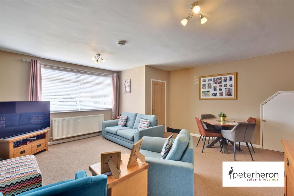 Property photo 2 of 15 Lounge