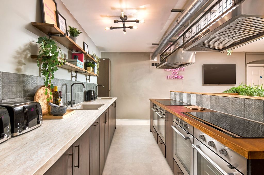 Property photo 3 of 19 Kitchen Area