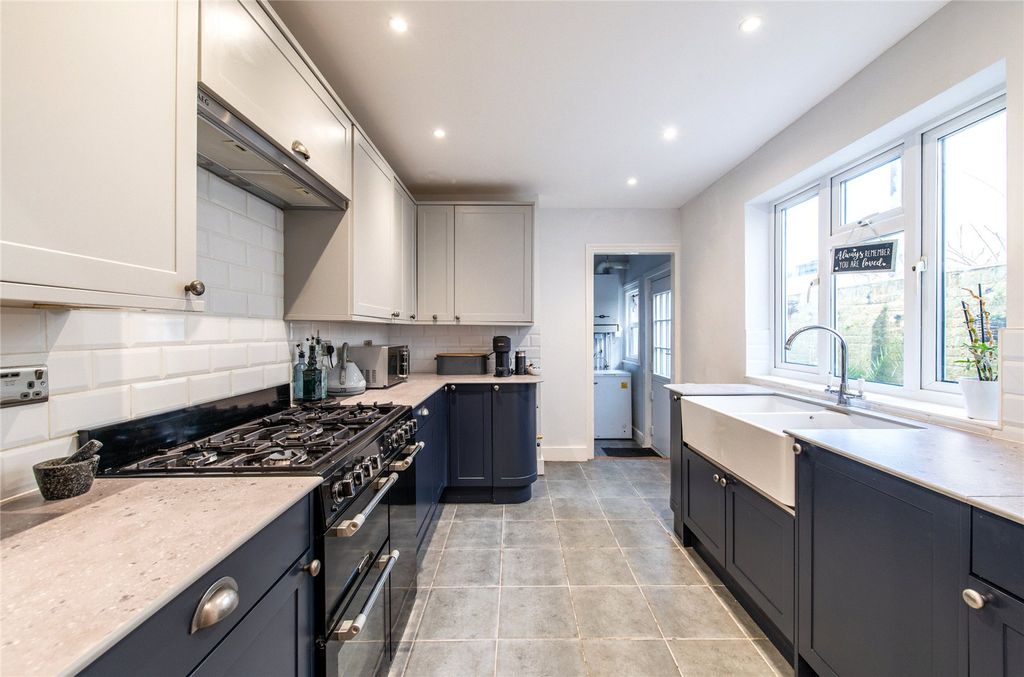 Property photo 1 of 34 Picture No. 12