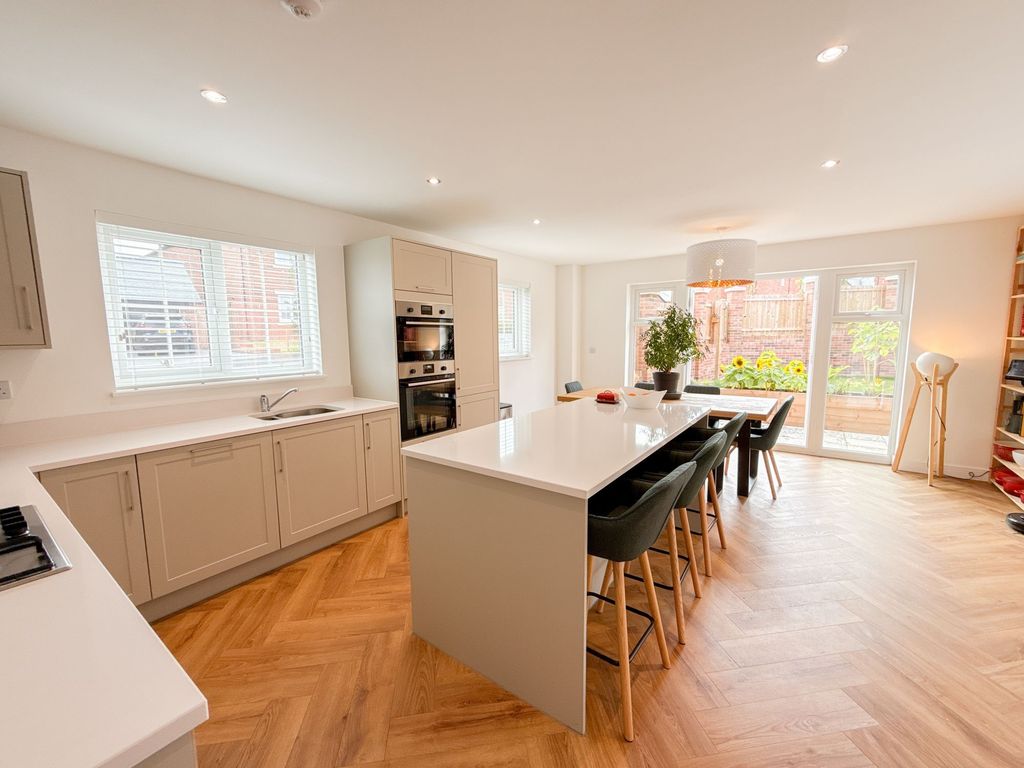 Property photo 2 of 16 Dining Kitchen