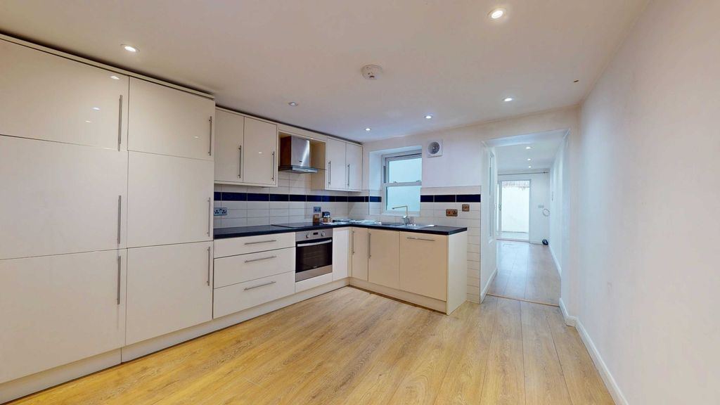 Property photo 2 of 14 33 High Street, Hampton Wick, Kingston Upon Thames, Kt1 4Da