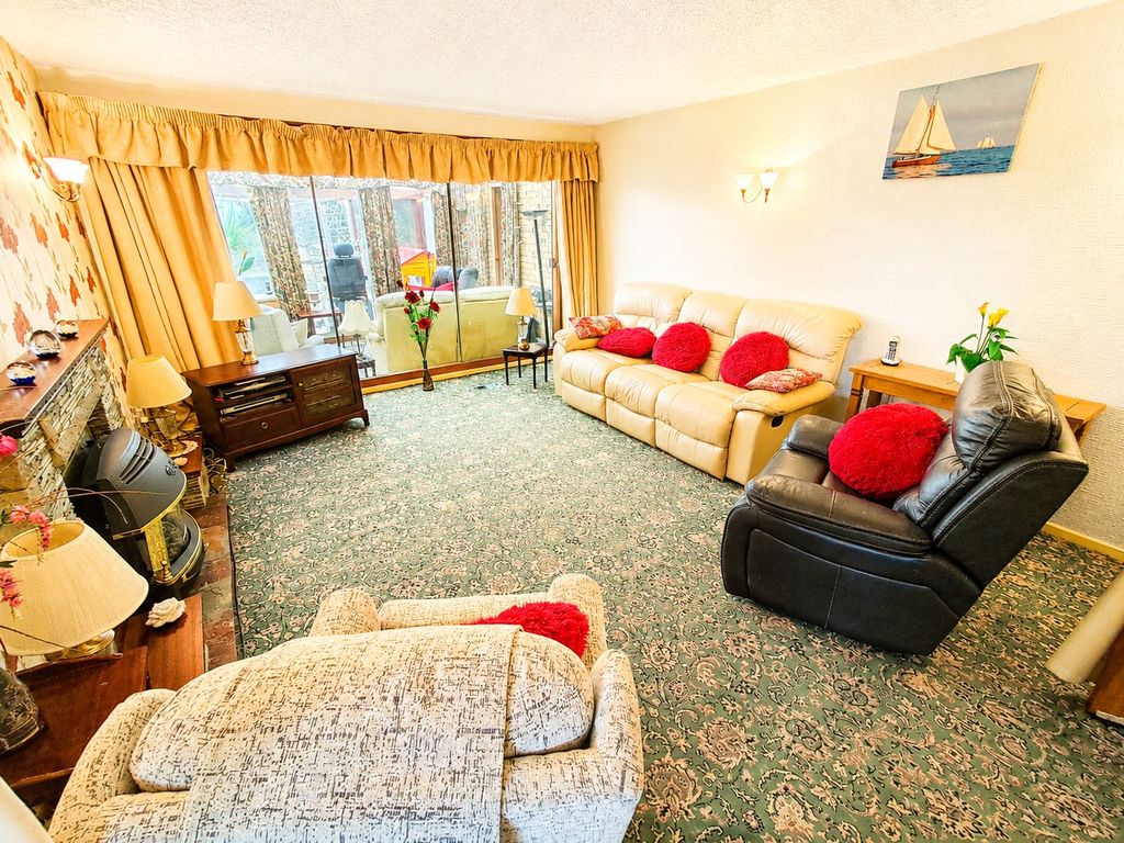 Property photo 3 of 21 Lounge