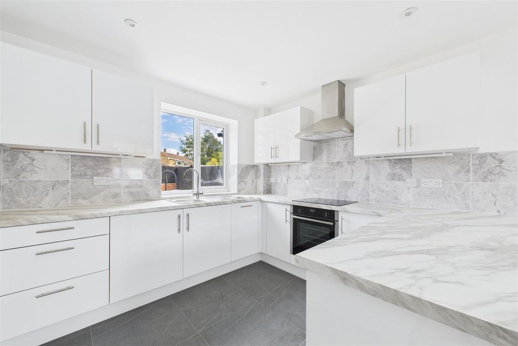 Property photo 3 of 16 Kitchen Diner