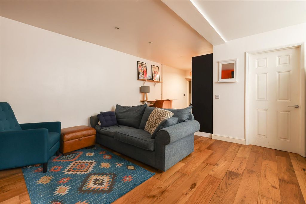 Property photo 3 of 12 Living Space