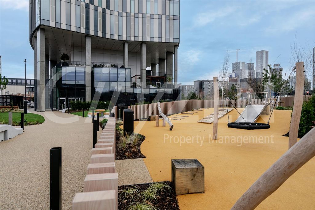 Property photo 2 of 23 Communal Garden