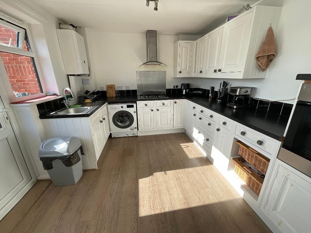 Property photo 3 of 14 Kitchen 15'6 x 9'6