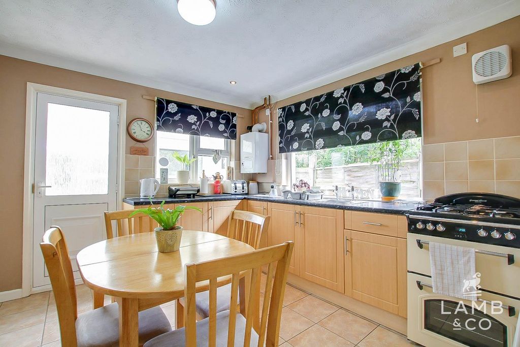 Property photo 3 of 10 Kitchen