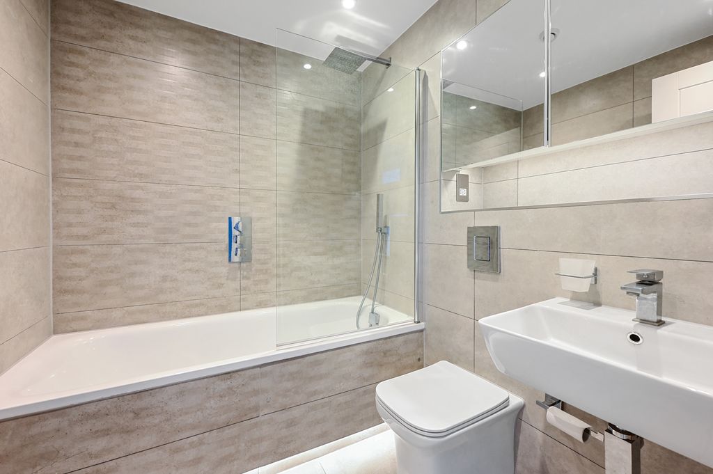 Property photo 3 of 9 Bathroom