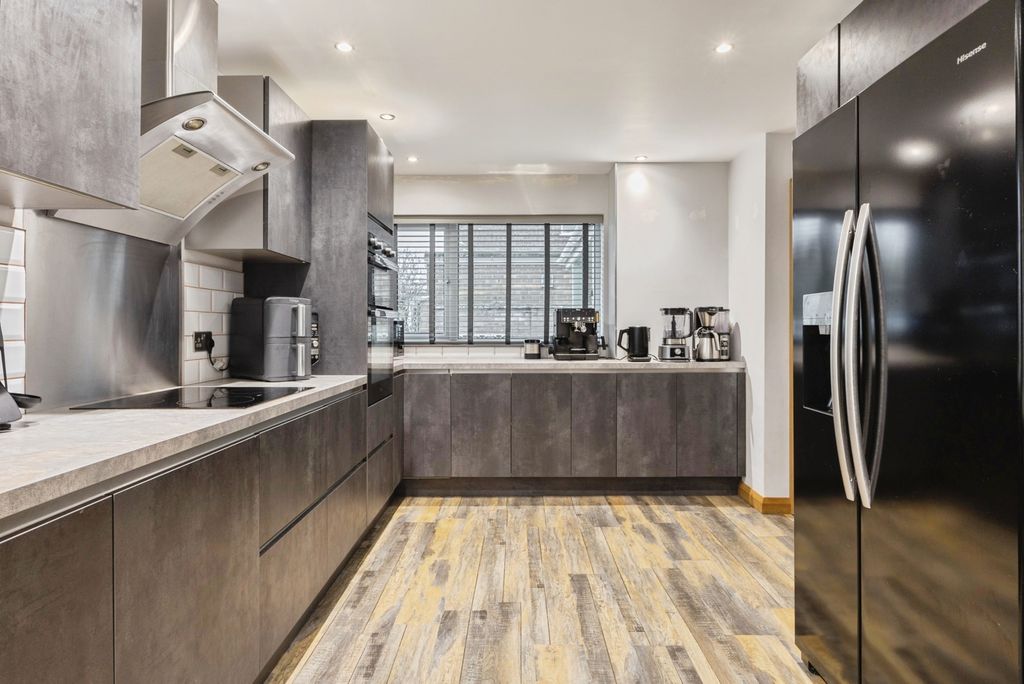 Property photo 2 of 34 Pbox-Img.Jpg