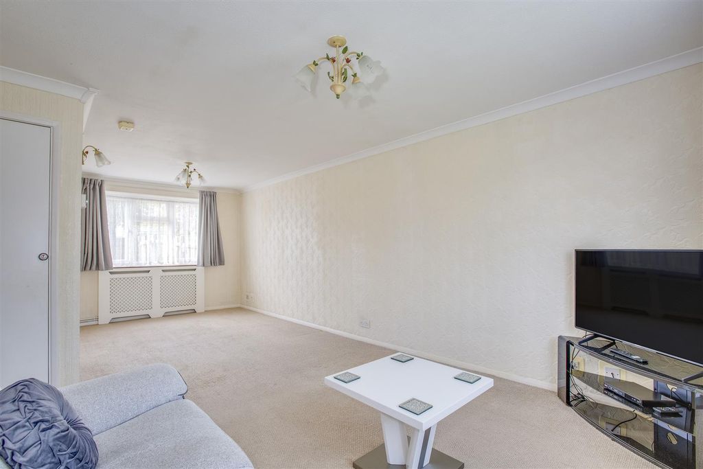 Property photo 3 of 14 32 Ash Road, Hp12 4Sw-12.Jpg