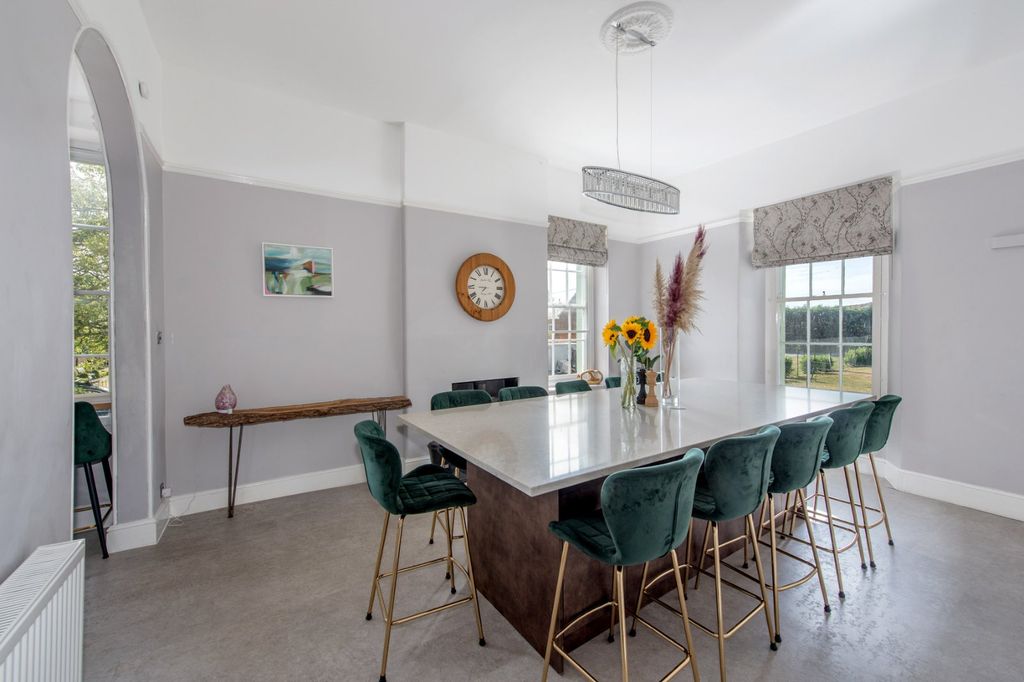 Property photo 2 of 37 Picture No. 30