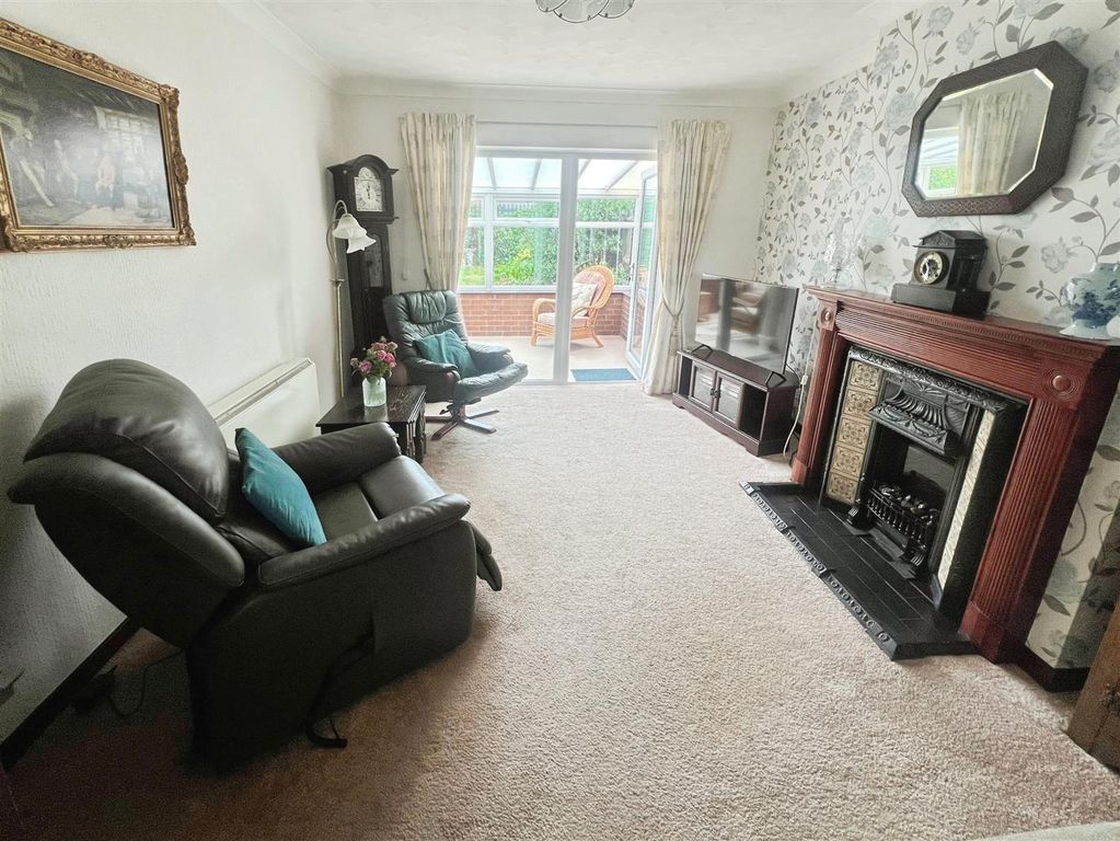 Property photo 3 of 17 Lounge