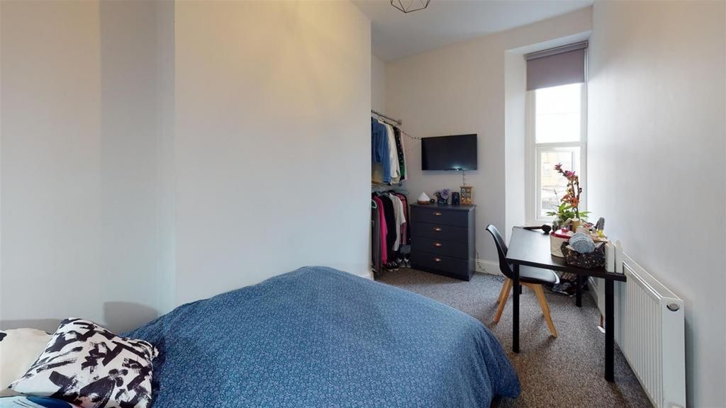 Property photo 1 of 13 A Cozy And Inviting Double Bedroom With Ample Stor...