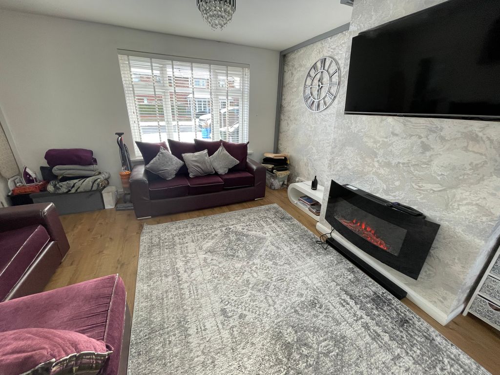 Property photo 3 of 11 Living Room