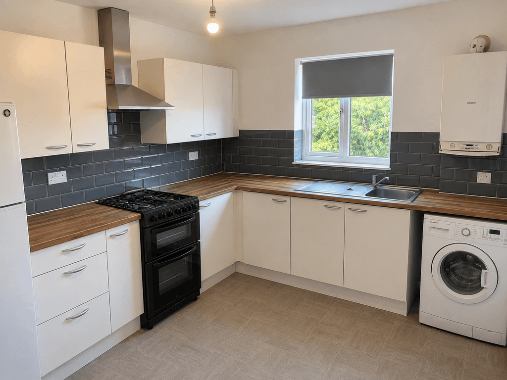 Property photo 1 of 5 Bright &amp; Spacious Two-Bedroom Flat – Modern Interiors &amp; Excellent Transport Links