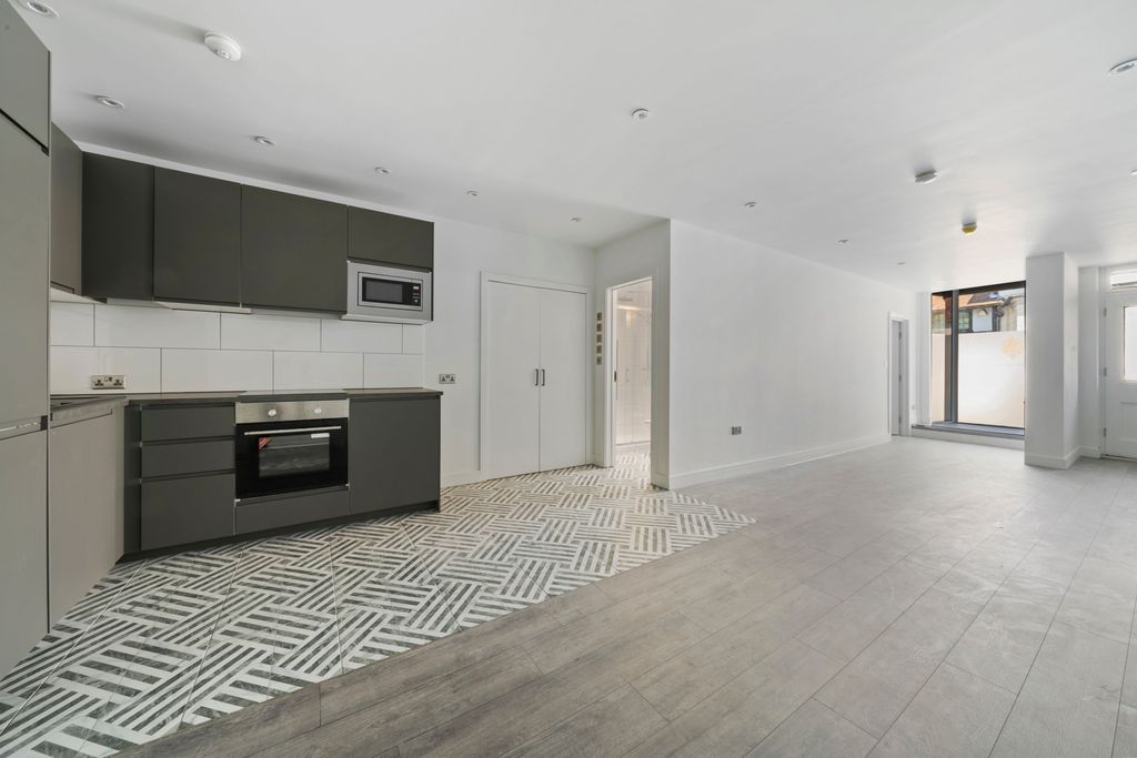 Property photo 1 of 3 Living Room/Kitchen