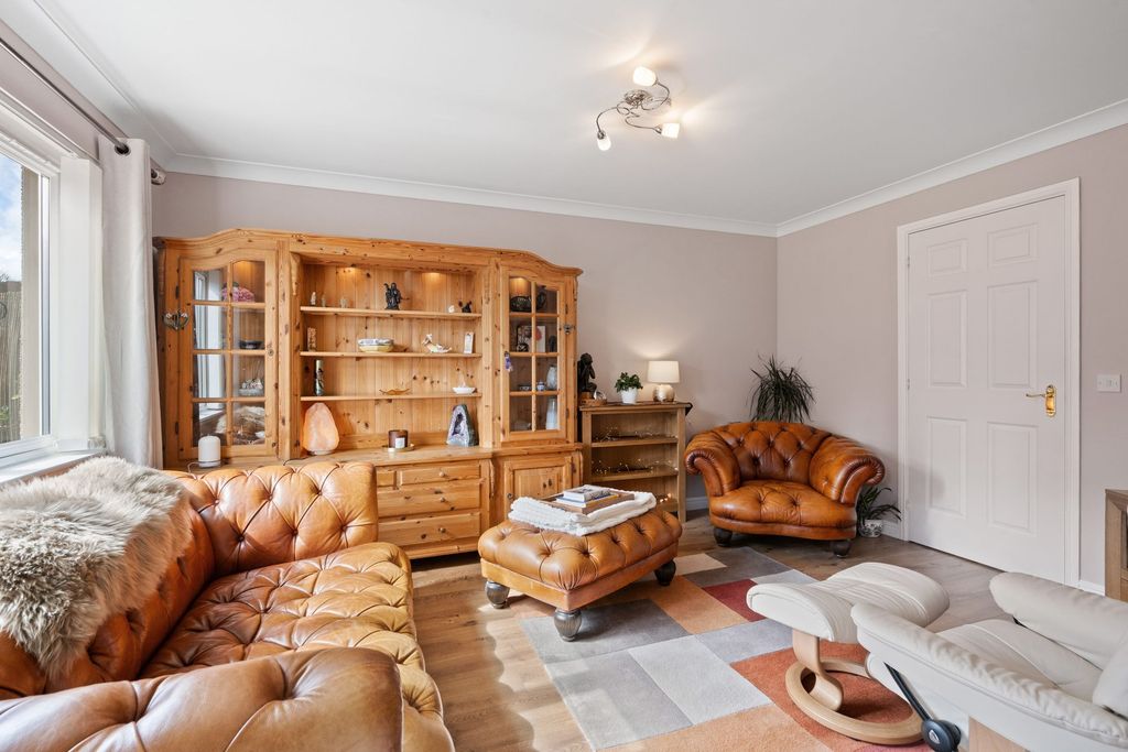 Property photo 3 of 34 Lounge