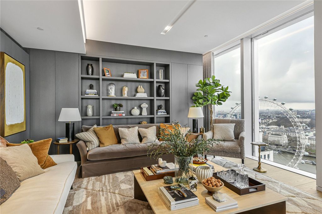 Property photo 3 of 31 Living Space