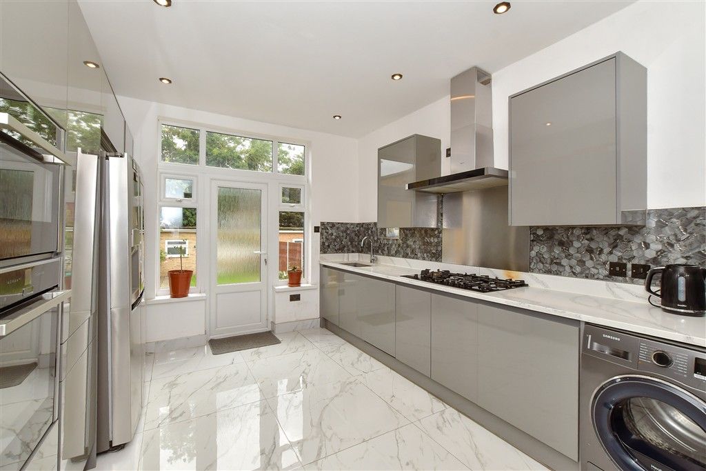 Property photo 3 of 19 Kitchen