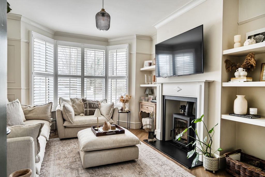 Property photo 2 of 28