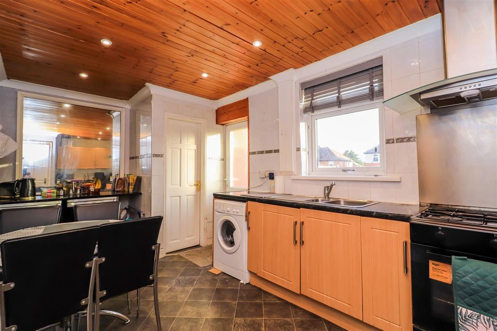 Property photo 3 of 10 Living Room