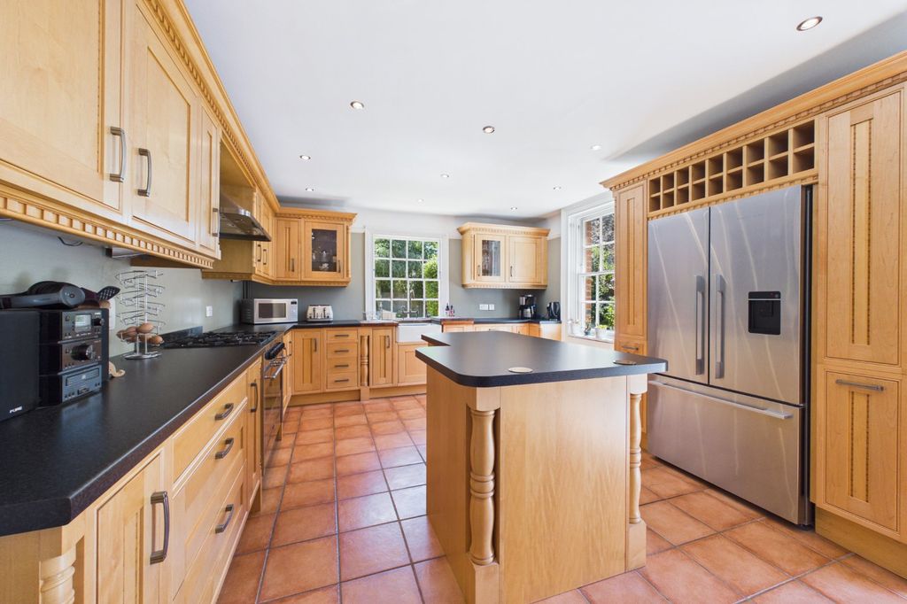 Property photo 2 of 18 Picture No. 12
