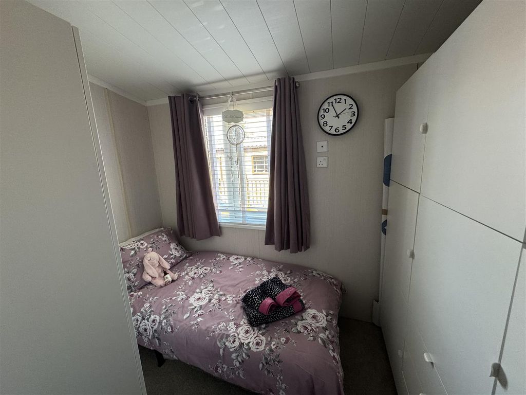 Property photo 2 of 10 Bedroom