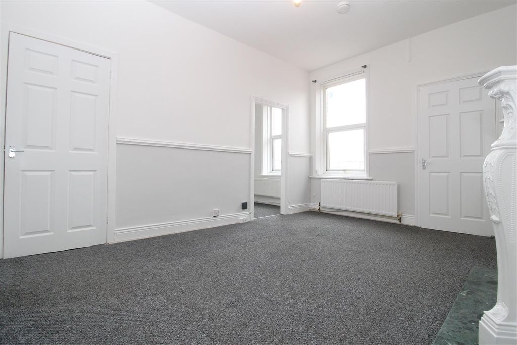 Property photo 3 of 10 Lounge
