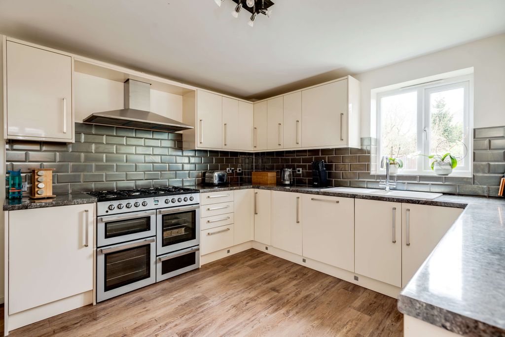 Property photo 2 of 34