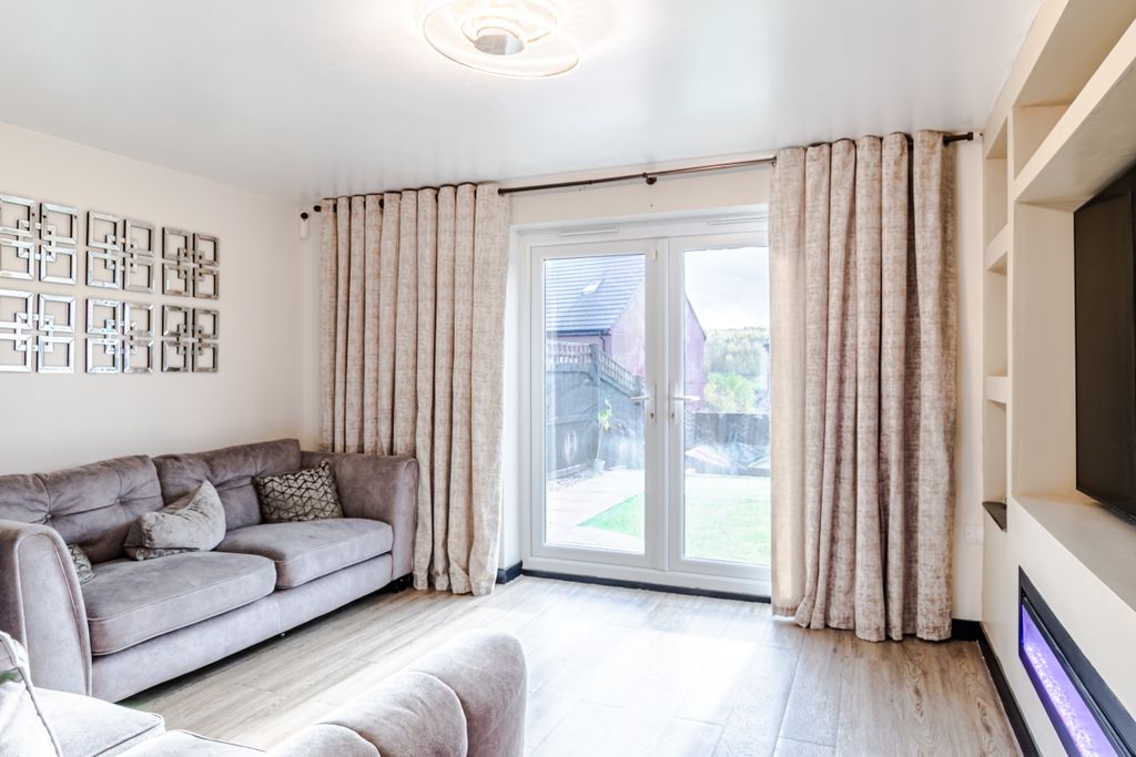 Property photo 3 of 27 Lounge1