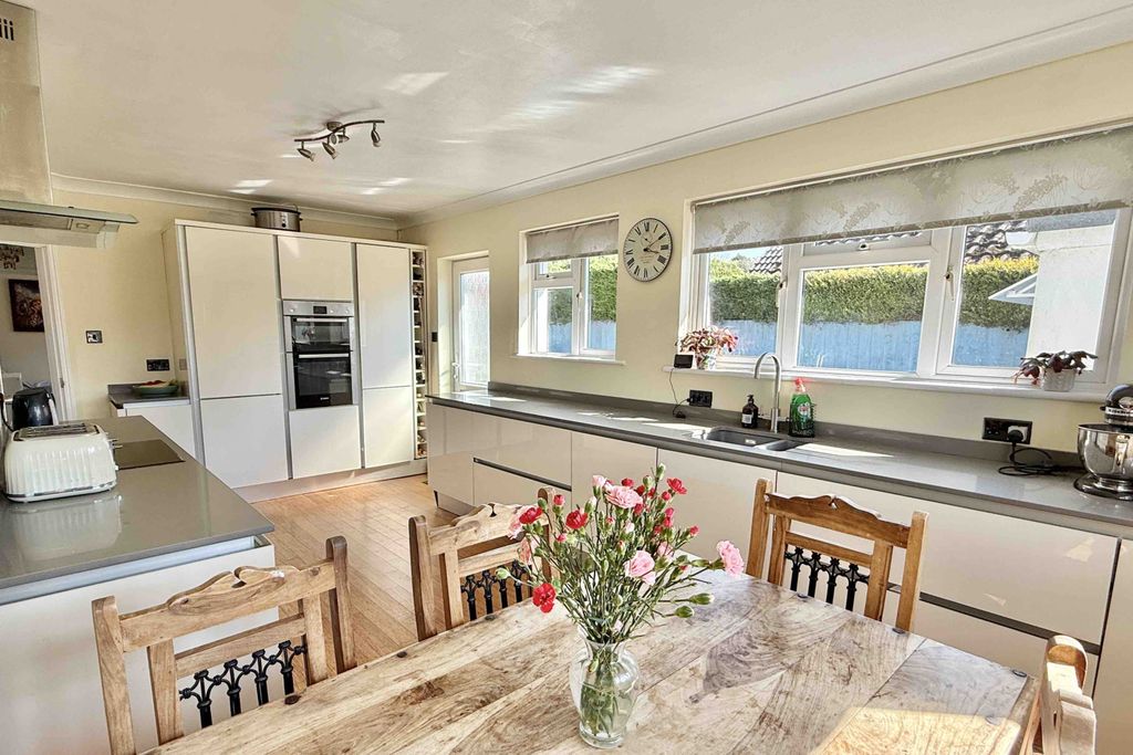 Property photo 1 of 20 4 Bed Detached Chalet