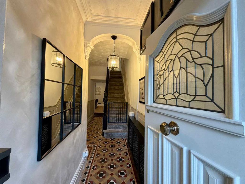 Property photo 3 of 33 Entrance Hall