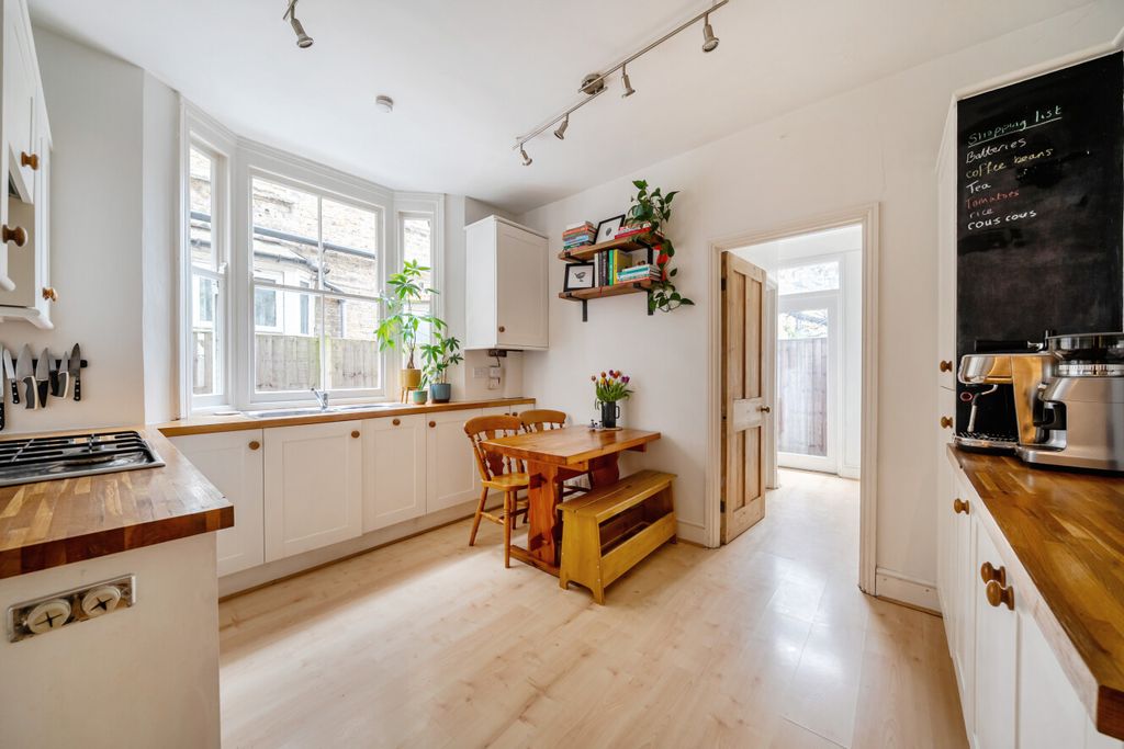 Property photo 2 of 11 1436858-12-69Ca6d...