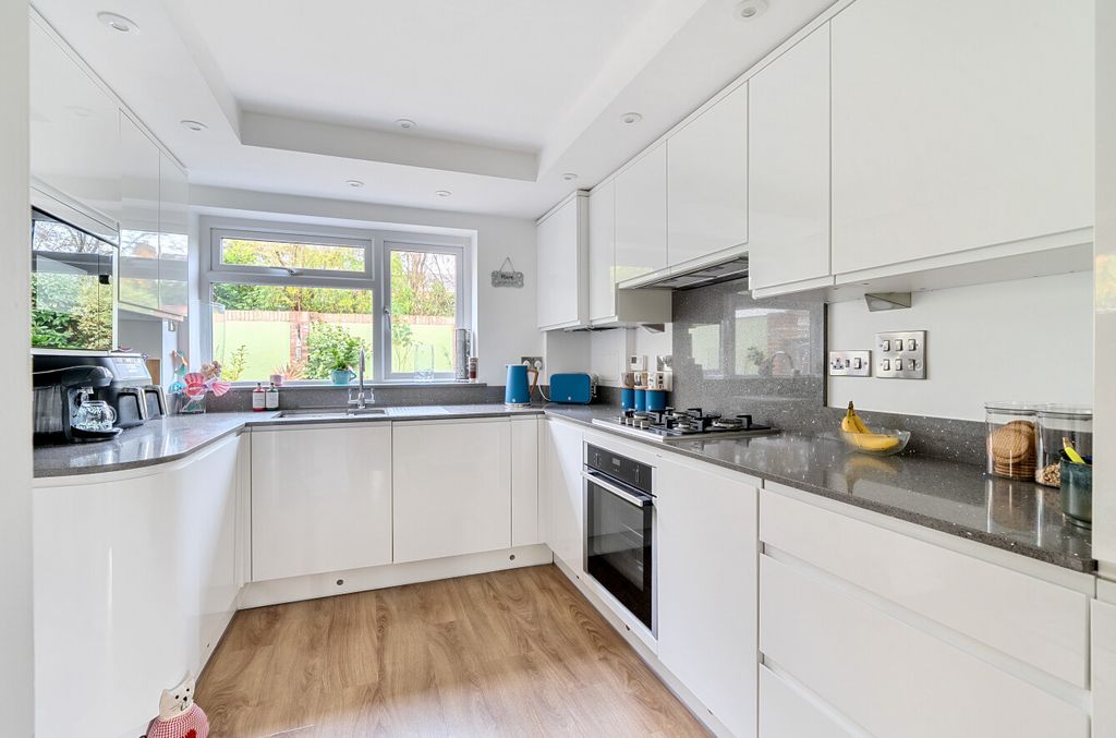 Property photo 3 of 12 1376211-13-690A25...