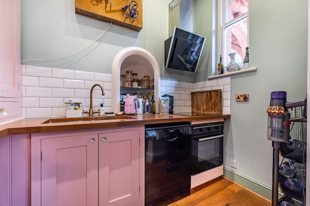 Property photo 3 of 13 Sloane-Gardens-02