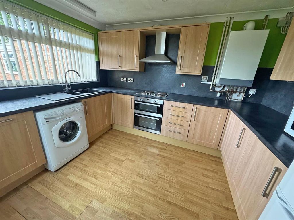 Property photo 3 of 10 Kitchen