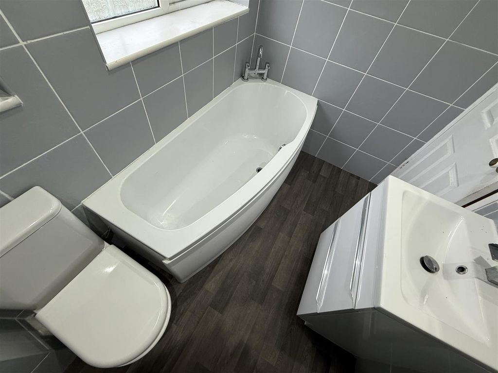 Property photo 1 of 32 Bathroom 1