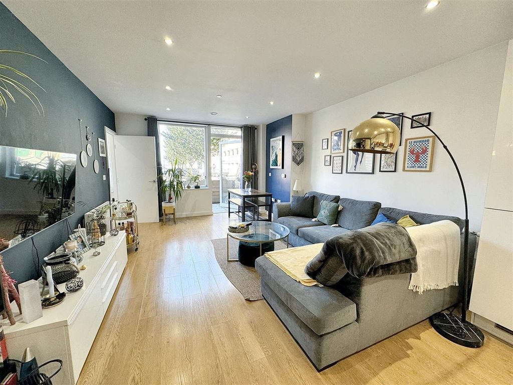 Property photo 2 of 18 Lounge/Kitchen