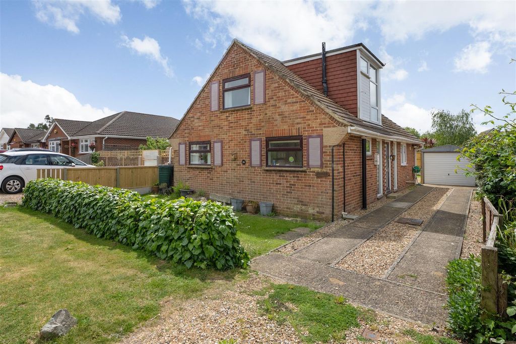 Property photo 1 of 19 Eden Road, Seasalter, Whitstable