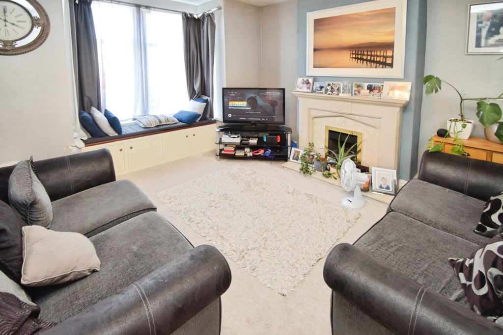Property photo 2 of 13 77249601-Lounge