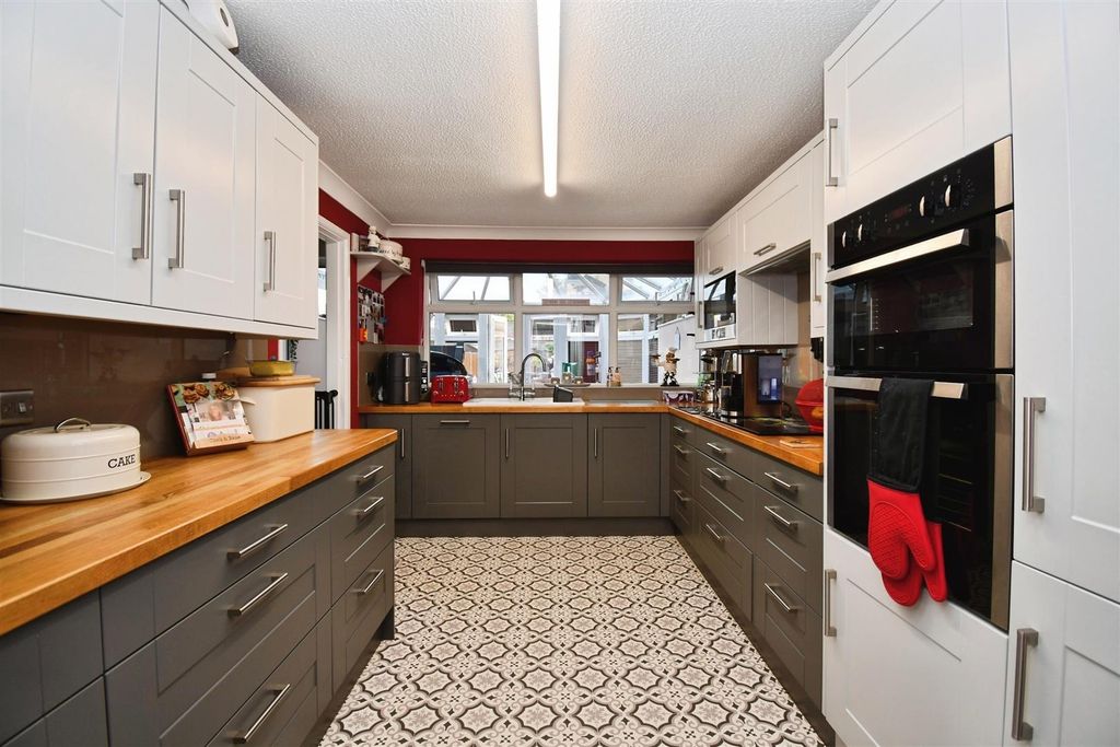 Property photo 3 of 19 Kitchen