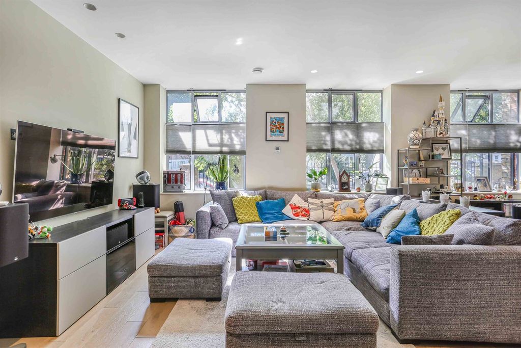 Property photo 3 of 16 Reception