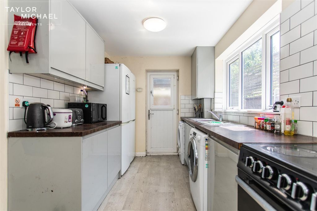 Property photo 3 of 18 Kitchen