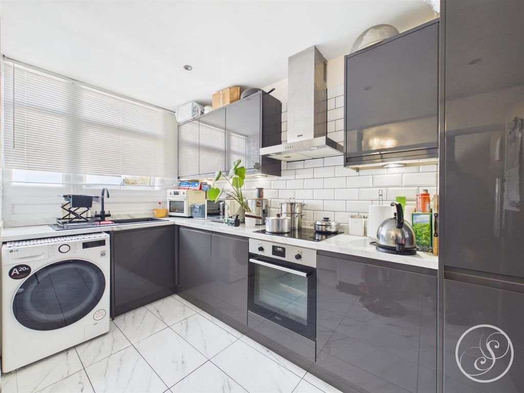 Property photo 3 of 11 Kitchen